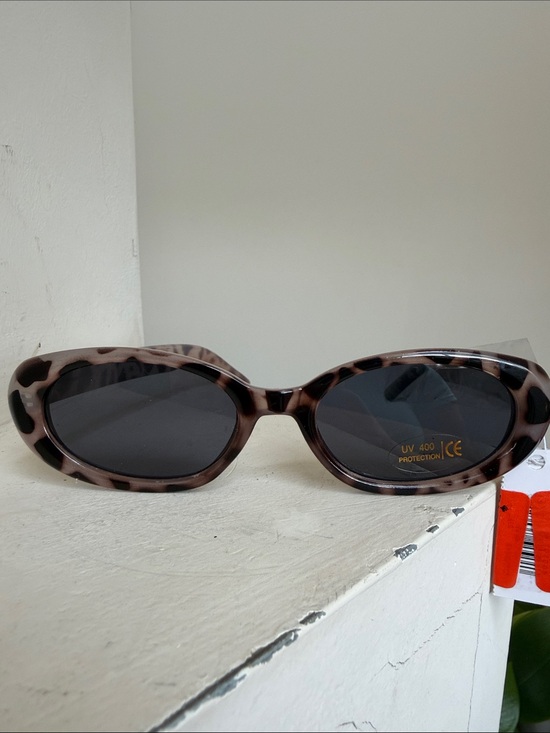 Rich & Famous Accessories - Rich & Famous Oval Tortoise Sunglasses. NWT